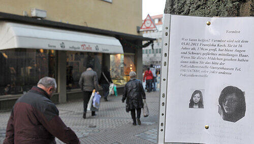 Wo ist Franziska? Ihre Mutter klebt in ganz Nürnberg Plakate mit einem Bild ihrer Tochter. Am Hauptbahnhof verlor sich vor zwei Wochen ihre Spur. Wo ist Franziska? Ihre Mutter klebt in ganz Nürnberg Plakate mit einem Bild ihrer Tochter. Am Hauptbahnhof verlor sich vor zwei Wochen ihre Spur.