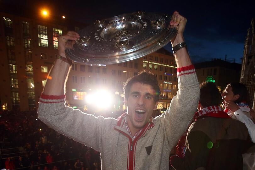 Javi Martinez mit der Meisterschale.