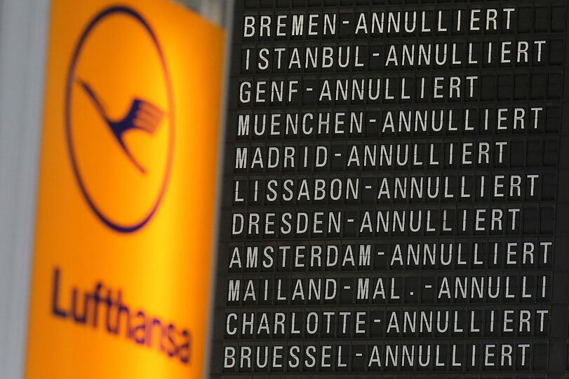 Auf einer Fluginformationstafel steht am Flughafen in Frankfurt hinter verschiedenen gestrichenen Flugzielen "Annulliert".