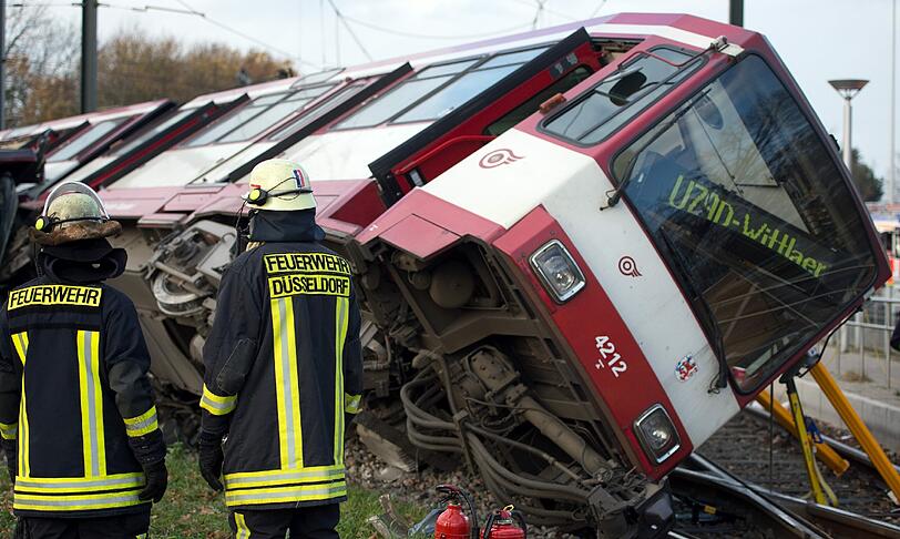 Bei der in Düsseldorf nahe der Universität entgleisten Tram gab es zahlreiche Verletzte.