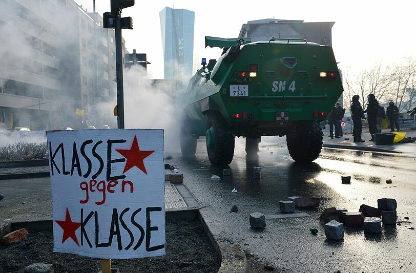 Der Protesttag der kapitalismuskritischen Blockupy-Bewegung hat in Frankfurt mit einer Welle der Gewalt begonnen