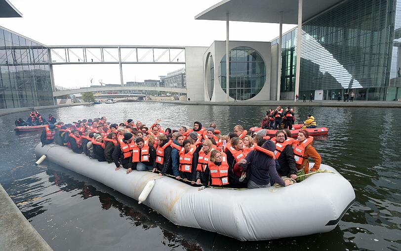 Angelegt: Mit 121 Personen an Bord legt ein ehemaliges Flüchtlingsboot am 13. Oktober am Bundestag in Berlin ab. Die Hilfsorganisation Seawatch gab Abgeordneten des Bundestages und weiteren Personen die Möglichkeit mit dem Schlauchboot auf dem Fluss zu fahren.