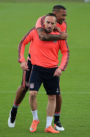 Der Franzose wird auch von Jerome Boateng herzlich begrüßt.