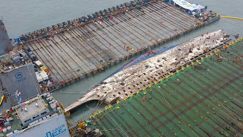 Arbeiter bereiten an der Küste von Jindo, Südkorea, die Bergung des Wracks der "Sewol"-Schiffskatastrophe vor.
