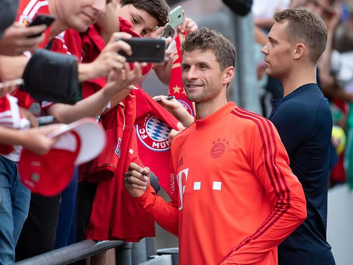 Gefragter Mann im Bayern-Trainingslager. Thomas Müller (l).