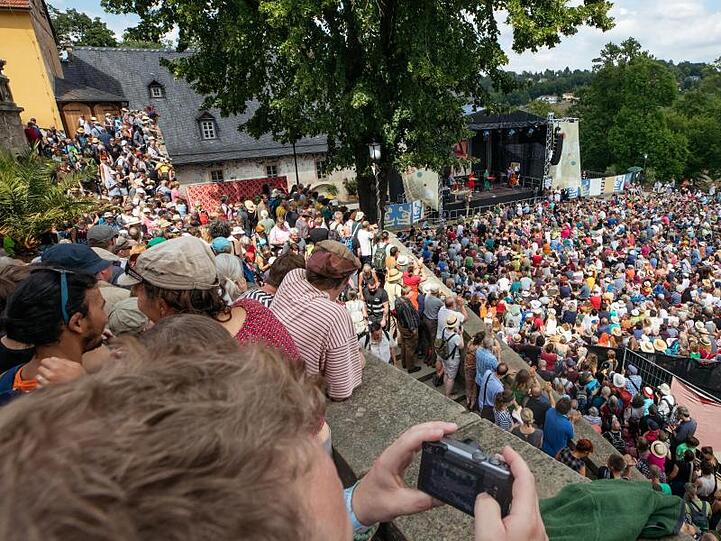 Zahlreiche Besucher verfolgen beim "Rudolstadt-Festival" den Auftritt einer Band. Foto: arifoto UG/Archivbild