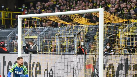 Kölns Torwart Timo Horn kann das 0:2 nicht verhindern.