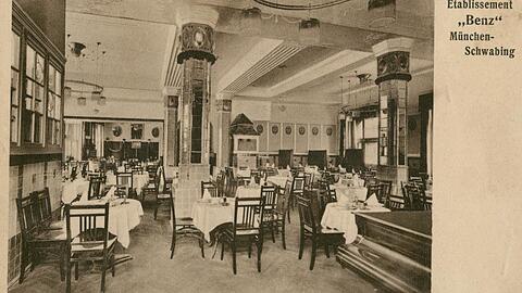 So sah es im Café Benz um 1911 aus. Schriftsteller, Künstler und Sänger der Bohème-Zeit standen hier auf der Bühne.