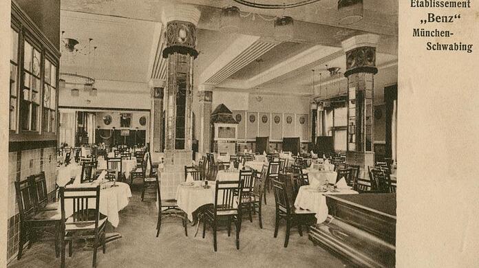So sah es im Café Benz um 1911 aus. Schriftsteller, Künstler und Sänger der Bohème-Zeit standen hier auf der Bühne.