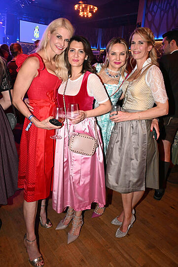 Natascha Grün, Maria Juksel Serifova und Simone Felsinger.