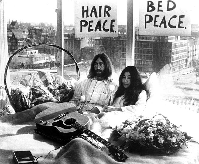 Das Bed-in war eine Form des gewaltfreien Protests für den Frieden, das John Lennon und Yoko Ono während des Vietnamkriegs im Hilton Hotel in Amsterdam (Foto) und im Queen Elizabeth Hotel in Montreal einsetzten.