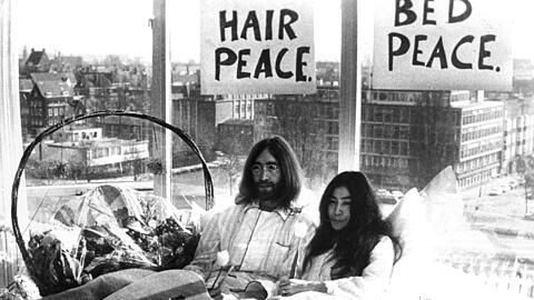 Das Bed-in war eine Form des gewaltfreien Protests für den Frieden, das John Lennon und Yoko Ono während des Vietnamkriegs im Hilton Hotel in Amsterdam (Foto) und im Queen Elizabeth Hotel in Montreal einsetzten.
