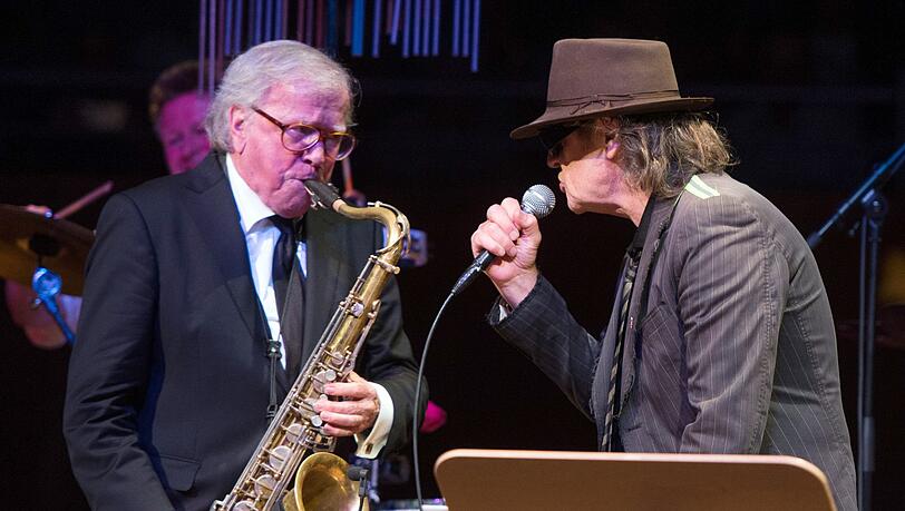 Doldinger musizierte immer wieder mit Lindenberg - wie hier 2016 bei einem Konzert in Düsseldorf zu Doldingers 80. Geburtstag. (Archivbild)