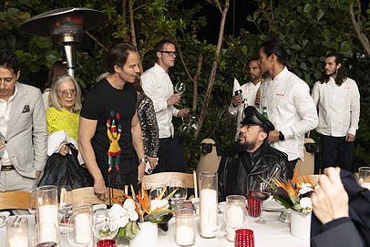 Der Entwickler Michael Shvo (links vorne) neben dem Architekten Peter Marino bei Feierlichkeiten in Miami.