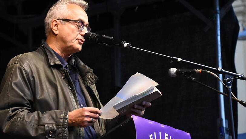Friedrich Ani  spricht am 04.10.2023  auf dem Odeonsplatz bei der  Demo "M&uuml;nchen Ist bunt-zammreissen -Bayern gegen Rechts"
