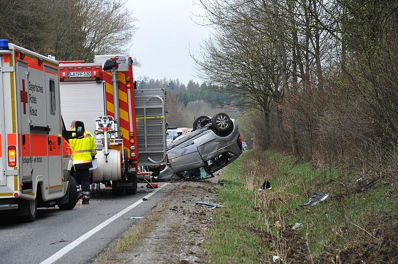 Schwerer Unfall  mit Überschlag auf der B299 bei Landshut Höhe Ried. Die Bilder.