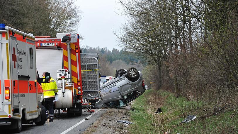 Schwerer Unfall  mit Überschlag auf der B299 bei Landshut Höhe Ried. Die Bilder.