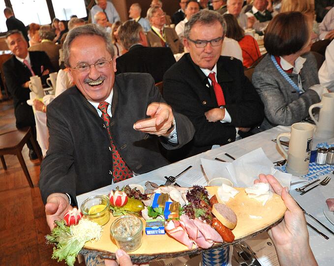 Hier freut sich OB Christian Ude über eine zünftige Brotzeit.