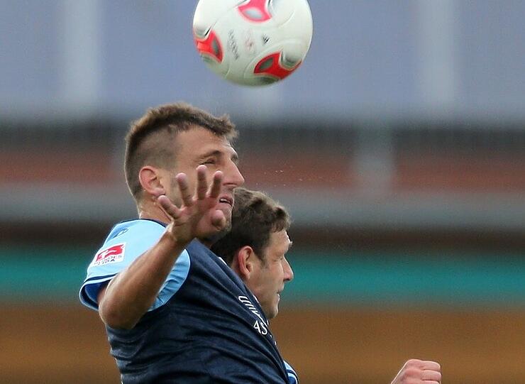 GUILLERMO VALLORI NOTE 3
Sah wegen einer unnötigen Grätsche von hinten an Sandhausen-Kapitän Löning zu Beginn gleich Gelb, ärgerte sich sehr darüber. Als er später selbst gefoult wurde und Löning keine Karte sah, ärgerte er sich noch mehr. Verletzte sich bei der Aktion leicht, musste nach 50 Minuten vom Platz. Die lauten Vallori-Sprechchöre entschädigten für vieles.