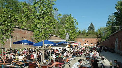 Früher Militärschwimmbad &ndash; heute gediegener Biergarten auf Steuerzahlerkosten: