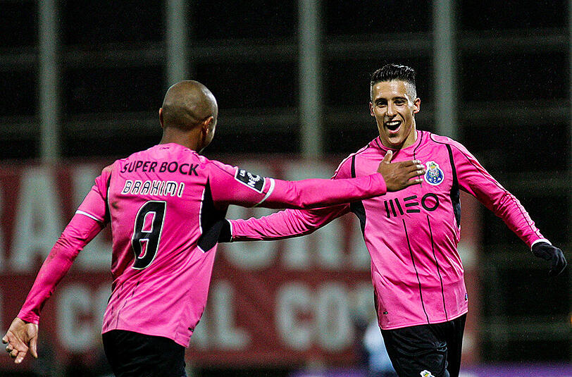 Portos Cristian Tello (r) and Yacine Brahimi feiern den Treffer gegen Nacional Funchal.
