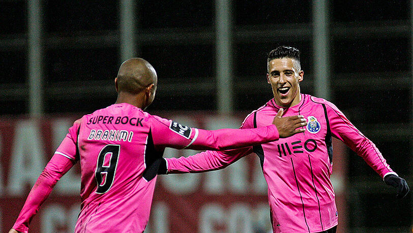 Portos Cristian Tello (r) and Yacine Brahimi feiern den Treffer gegen Nacional Funchal. Portos Cristian Tello (r) and Yacine Brahimi feiern den Treffer gegen Nacional Funchal.