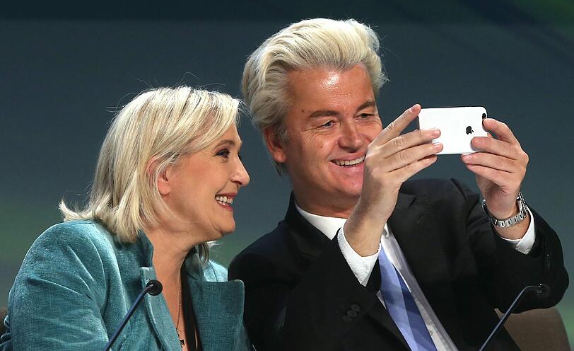 Selfie mit Populisten: Marine Le Pen und Gert Wilders machen im europäischen Parlament einen Schnappschuss von sich.