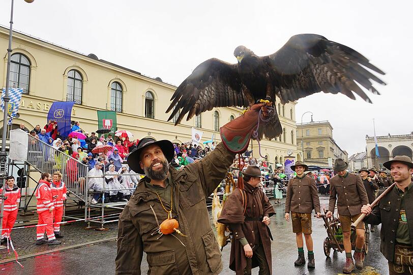 Trachtler, Goaslschnalzer und Jäger marschierten beim traditionellen Trachtenumzug vom Maximilianeum zur Theresienwiese. Die Bilder.