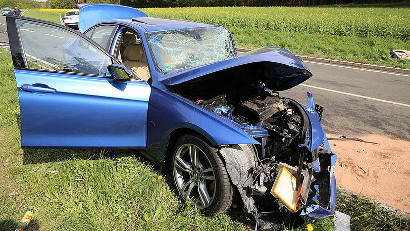 Der 3er BMW ist ein einziger Trümmerhaufen, der Fahrer wurde nach dem Unfall in seinem Wagen eingeklemmt. Offenbar lieferte er sich zuvor ein Rennen. Die Bilder vom Unfallort.