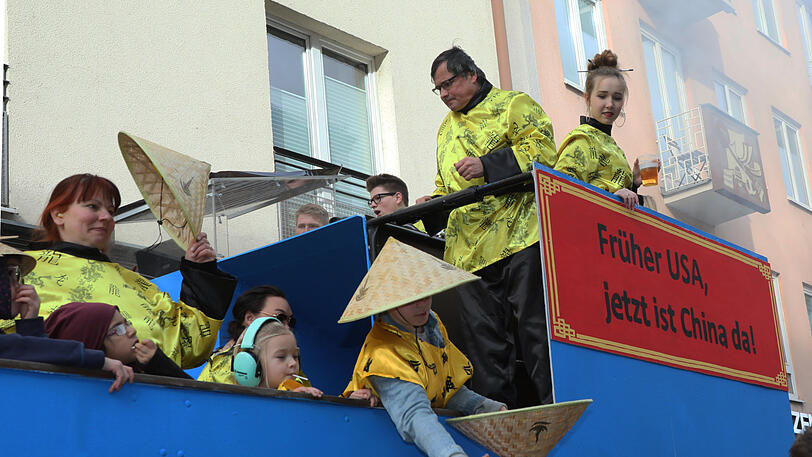Klicken Sie sich durch die weiteren Bilder vom Faschingsumzug am Sonntag.