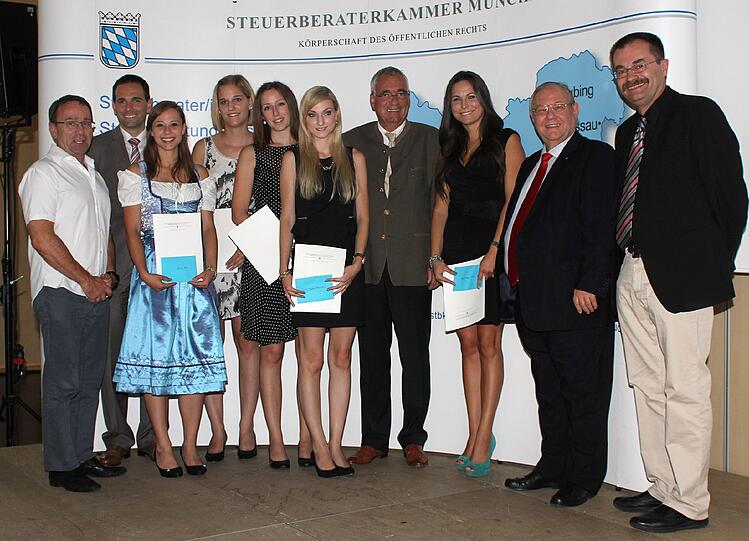 Der Präsident der Steuerberaterkammer München, Dr. Harmut Schwab (4.v.r.), der Vorsitzende
des Prüfungsausschusses der Kammer, Kurt Hengsberger (2.v.r.), und Laudator Dr. Martin
Raßhofer (2.v.l.) gratulieren zusammen mit Arpad Kozicz (r.) sowie Rainer Götschel (l.) (Lehrer der
Berufsschule München) den Absolventinnen Elena Kopp, Judith Kracher, Antonia Schöbel, Julia
Bergmann sowie Lisa Schultze, (v.l.n.r.) zum sehr guten Abschluss ihrer Ausbildung zu
Steuerfachangestellten.