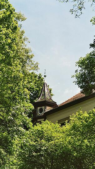 Etwas versteckt liegt das Grützner-Haus in Haidhausen. Vom Türmchen aus dürfte man einen herrlichen Blick auf Maximilianeum und Isar haben.