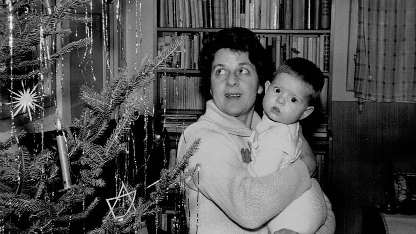 Mirjam David mit ihrer kleinen Tochter Franziska an Weihnachten.