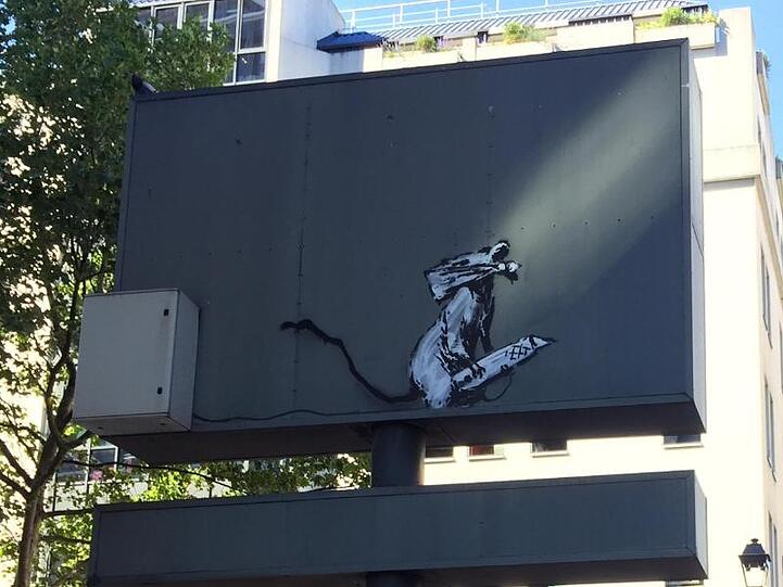 Ein Werk des britischen Streetart-Künstlers Banksy in Paris. Diebe haben es nach Angaben des Centre Pompidou aus dem hohen Metallkastenschild herausgeschnitten.