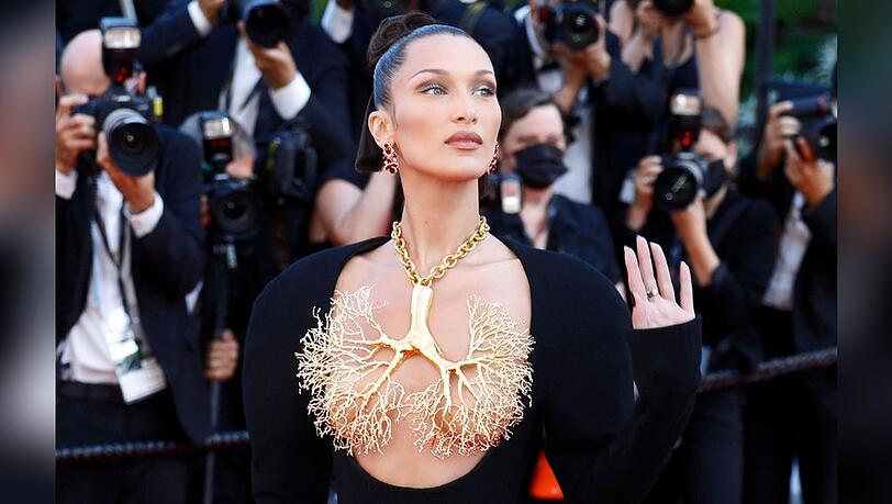 Bella Hadid weiß, wie sie sich und ihre Kinnpartie in Szene setzen kann.