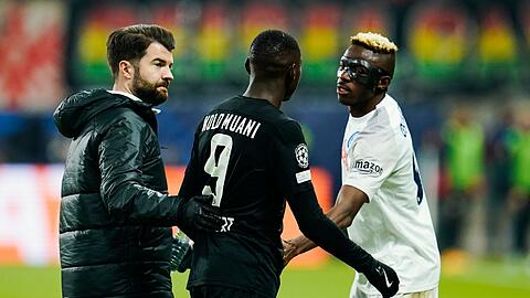 Frankfurts Randal Kolo Muani (M) verlässt nach der Roten Karte das Spielfeld.
