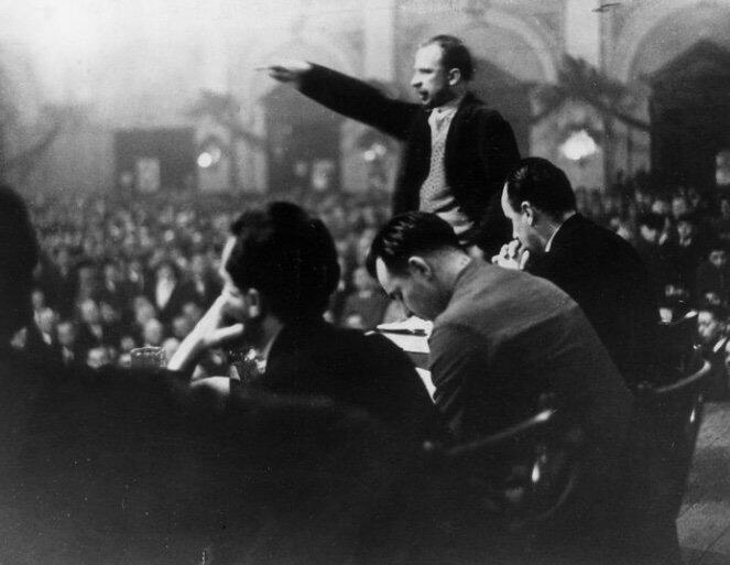Walter Ulbricht als Redner 1931 auf einer Kundgebung, links Joseph Goebbels.