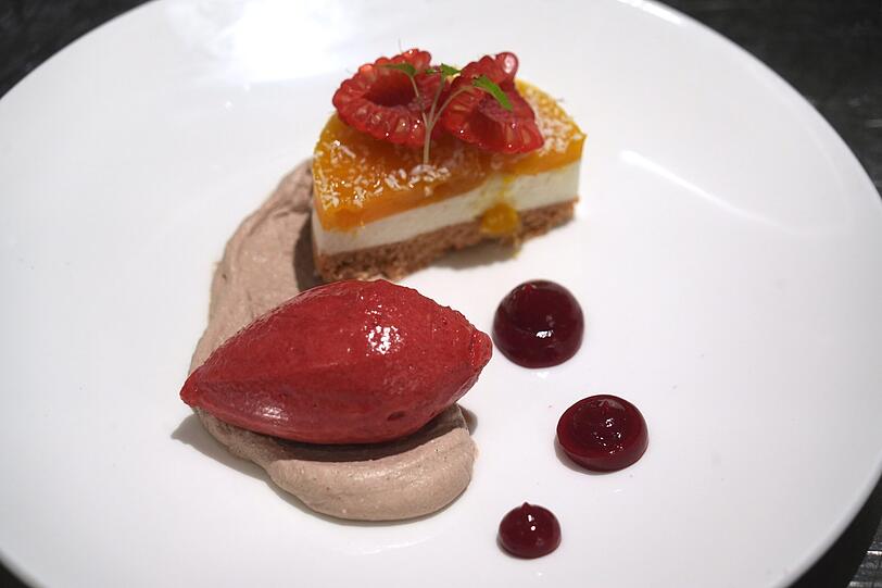 Fünfter Gang: Mango-Kokos-Törtchen mit Topfenschokoladencreme und Himbeersorbet.