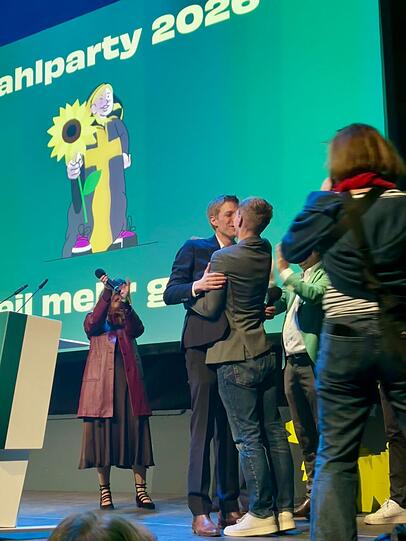 F&uuml;r seinen Verlobten gab es auf der B&uuml;hne einen Kuss. "Ich habe ihm den R&uuml;cken freigehalten", sagt der in der AZ.