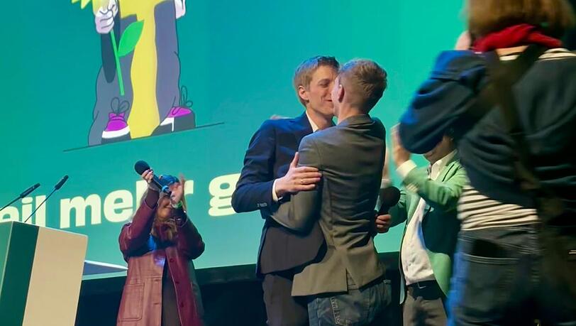 Für seinen Verlobten gab es auf der Bühne einen Kuss. "Ich habe ihm den Rücken freigehalten", sagt der in der AZ. Für seinen Verlobten gab es auf der Bühne einen Kuss. "Ich habe ihm den Rücken freigehalten", sagt der in der AZ.