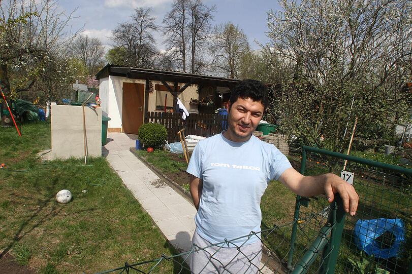 Ihm blutet das Herz: Familienvater Zeynel Fidan (28) kaufte seine Parzelle, damit seine Söhne (5 und 2) dort spielen können: &bdquo;Ich wollte noch Schaukeln für sie bauen, das kann ich mir jetzt abschminken.