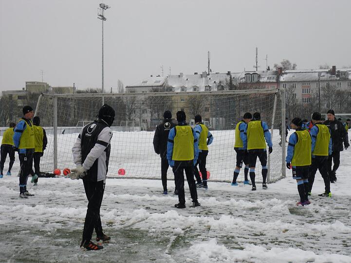 Hart , härter, Alexander Schmidt. Der Trainer des TSV 1860 schickte seine Jungs am Montagvormittag trotz klirrender Kälte, Schneeregen und schneebedeckten Trainingsplätzen raus zum Anschwitzen. Am Abend spielen die Löwen gegen den 1. FC Kaiserslautern. Die Bilder vom Matsch-Training