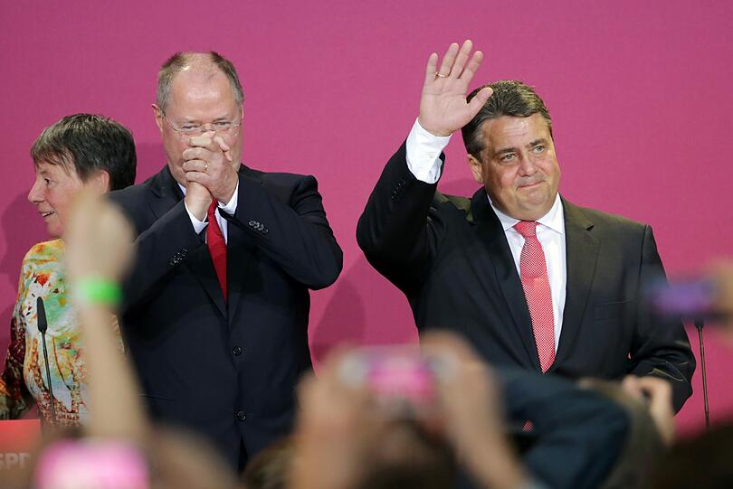 SPD-Kanzlerkandidat Peer Steinbrück (l) und  SPD-Parteivorsitzender Sigmar Gabriel am 22.09.2013 in der Parteizentrale in Berlin auf die Ergebnisse der Bundestagswahl.
