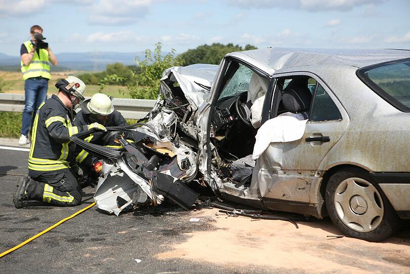 Horror-Unfall in Unterfranken: Bei dem Frontal-Crash kommen zwei Menschen ums Leben.