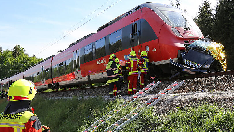 Es passiert immer wieder: An Bahnübergängen ohne Schranken werden Autos von Zügen erfasst. Am Montag hatte ein solcher Unfall am Starnberger See schreckliche Folgen.
