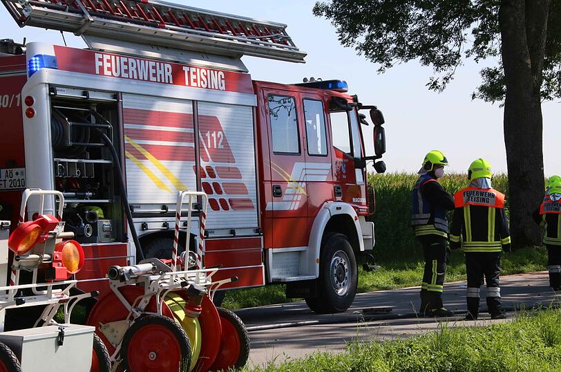 Der Mercedes kam aus bislang unbekannter Ursache von der Fahrbahn ab und prallte gegen einen Baum - der Fahrer starb noch an der Unfallstelle.