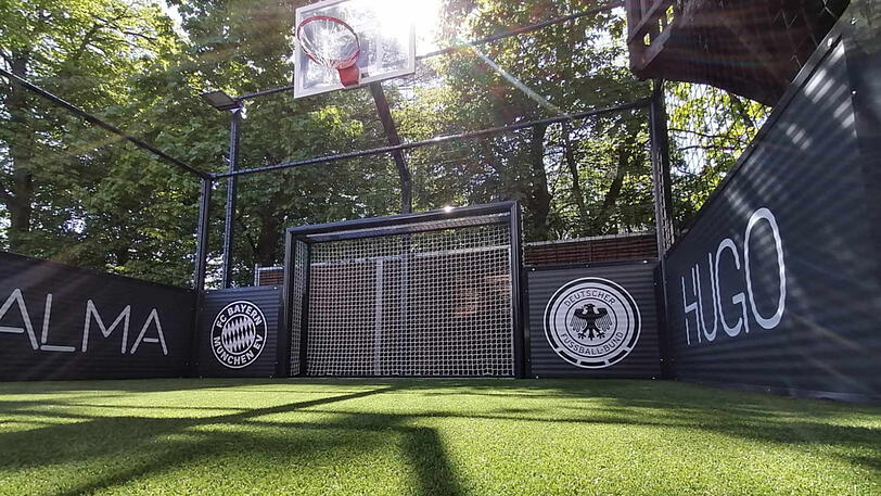 Mit Basketballkorb: Sandro Wagners Fußball-Käfig im Garten in Unterhaching.