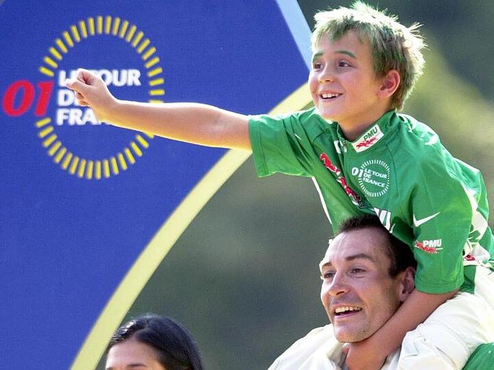 Erik Zabel feiert mit Sohnemann Rick das Grüne Trikot in Paris.