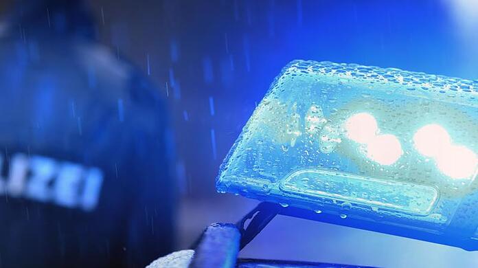 Der Polizist musste nach der Beiß-Attacke im Krankenhaus operiert werden. (Symbolbild)