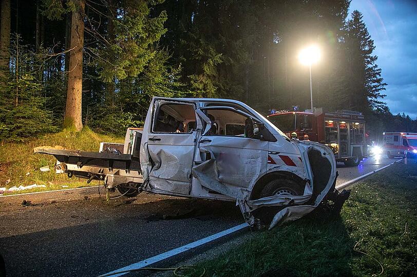 Bei dem missglückten Überholmanöver prallte ein VW Transporter frontal in einen Skoda, beide Fahrer wurden schwer verletzt.